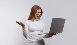 Femme en colère contre son ordinateur - Informatique31 Toulouse