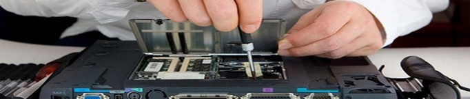 Technicien réparant un pc portable - Informatique31 Toulouse